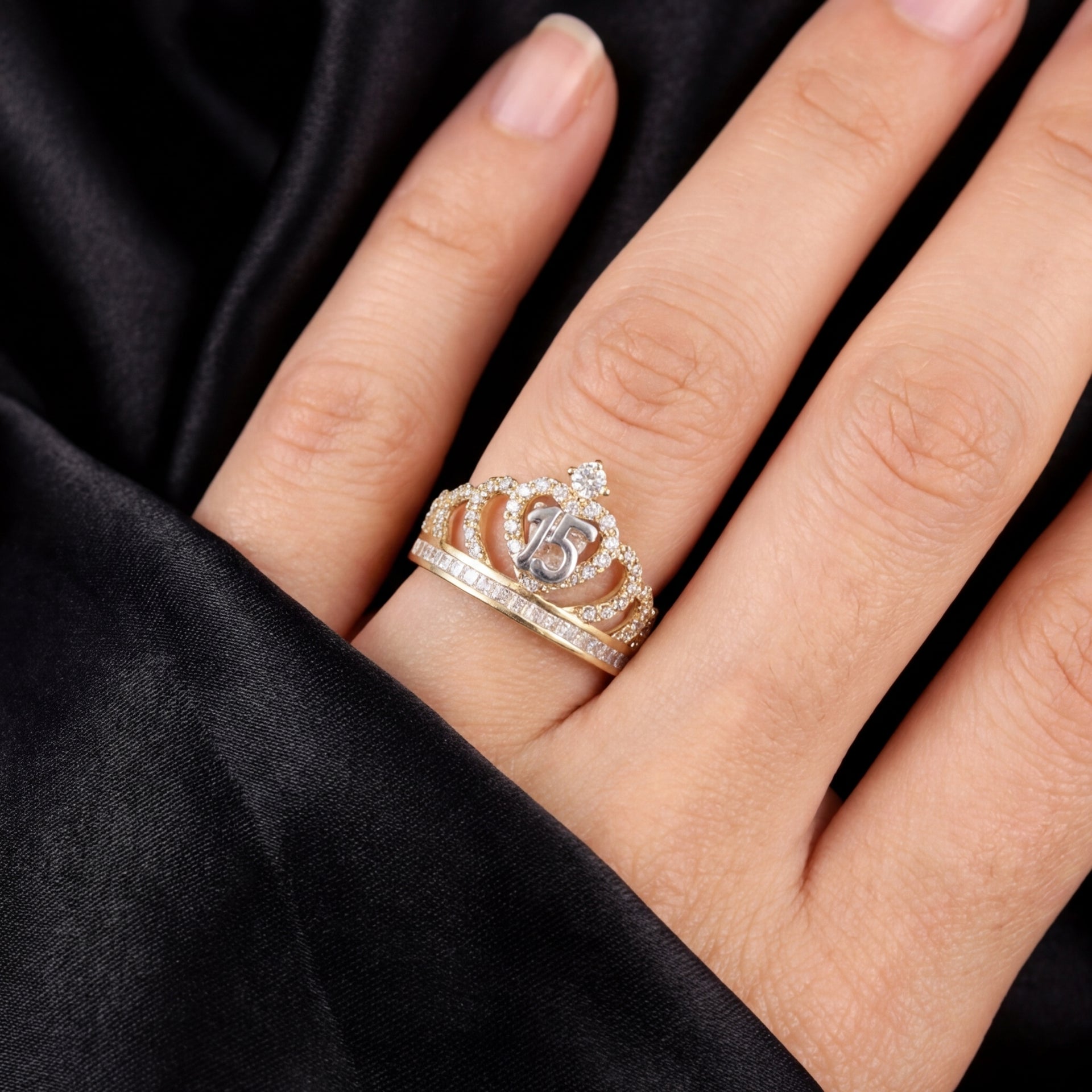 14K quinceañera crown ring detail view – anillo tiara de quinceañera oro real 14K