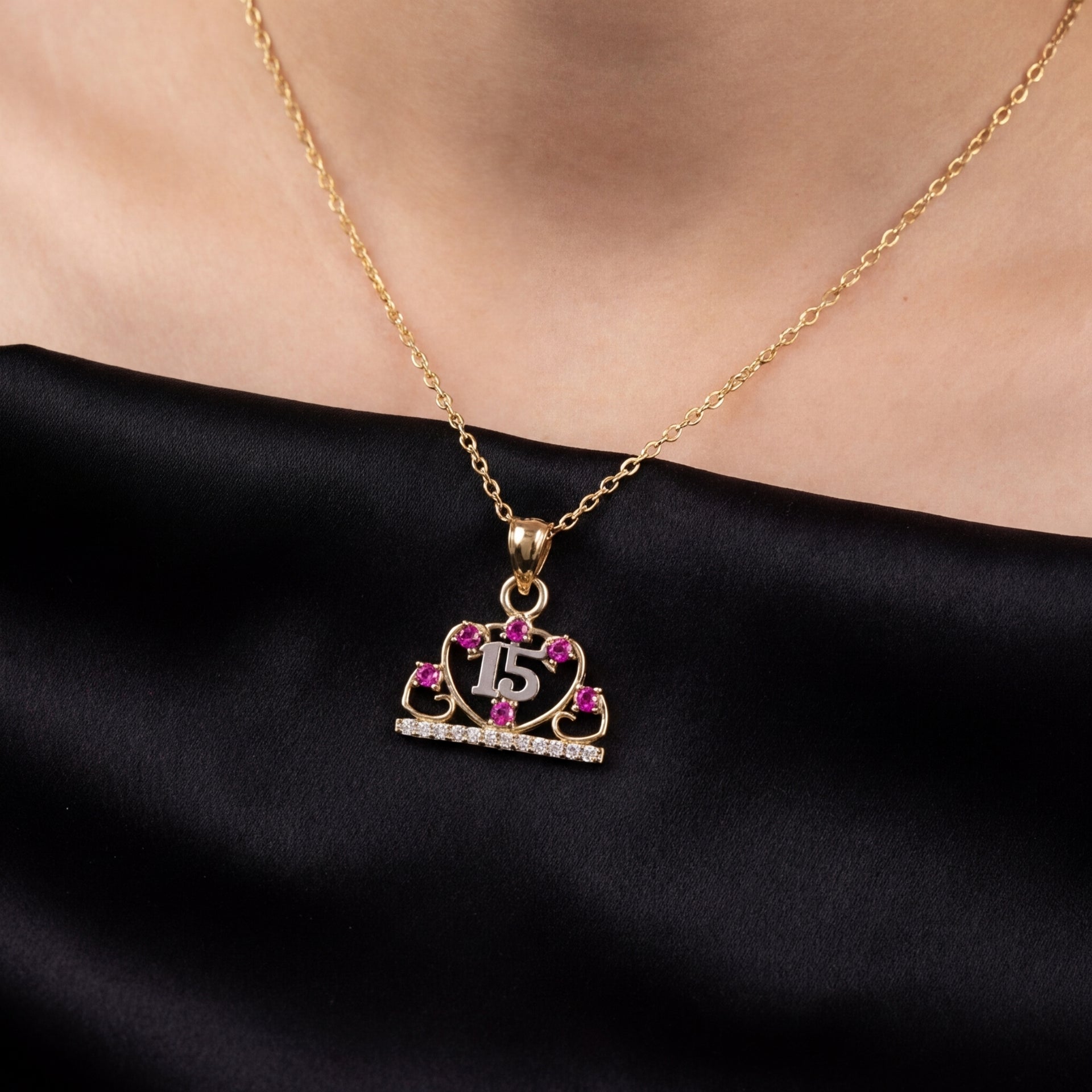 10K gold quinceañera pink stone pendant detail – dije de 15 años con piedras rosas