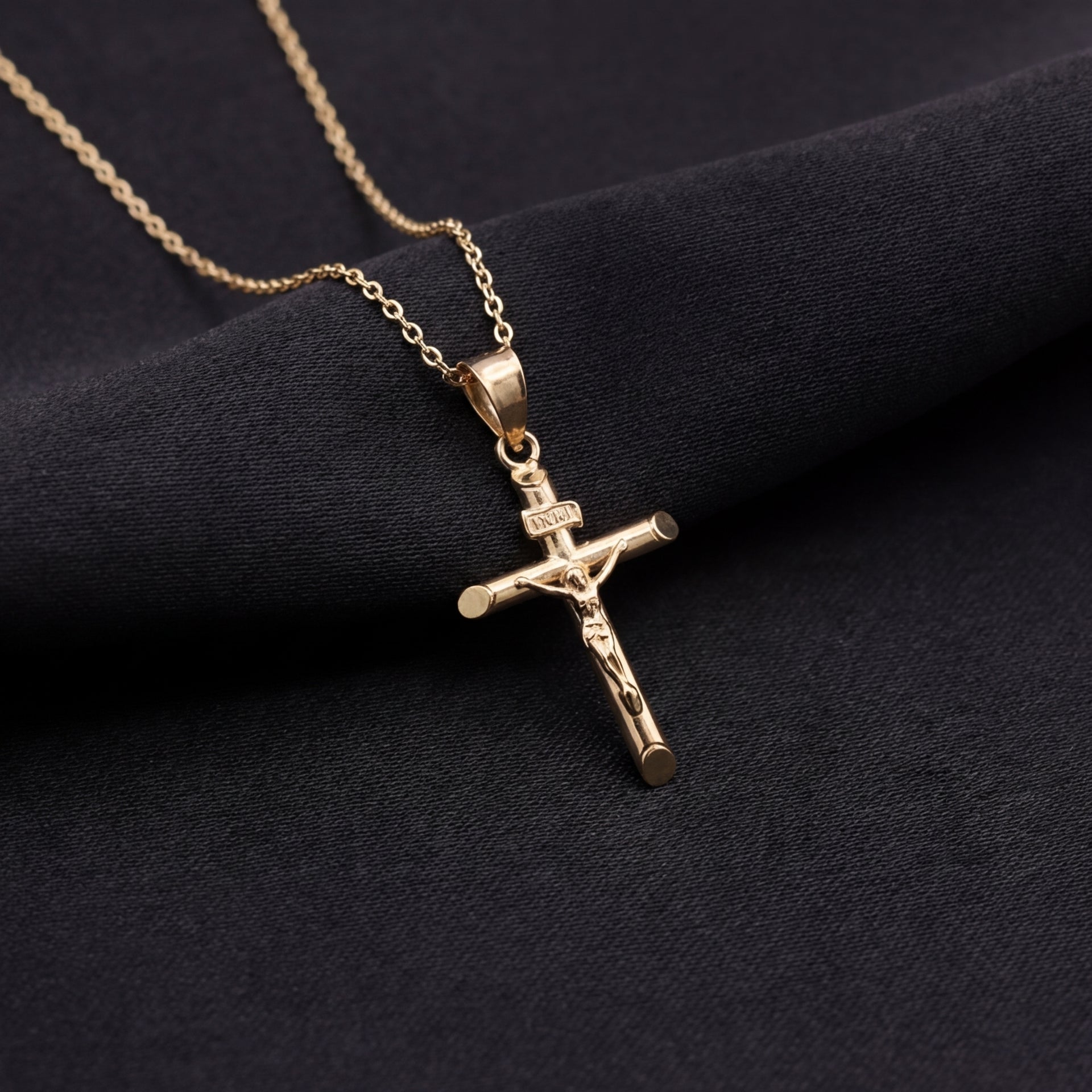 14K gold cross charm detail – dije de cruz en oro real 14K para regalo de quinceañera