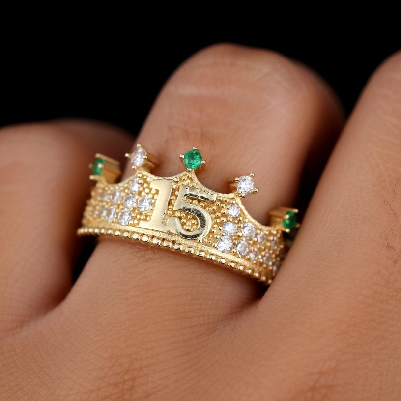 10K gold green crown ring detail – anillo de corona con esmeralda quinceañera oro real