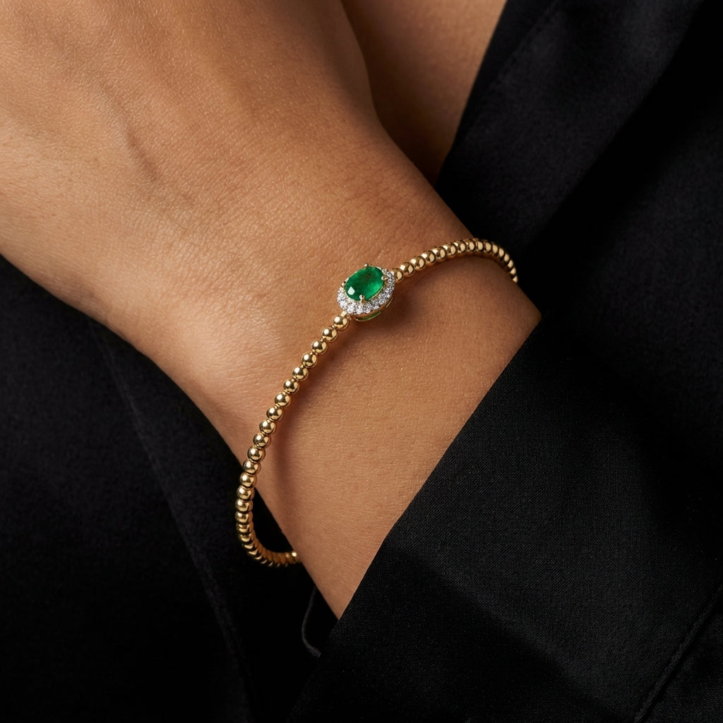14K gold emerald bangle on wrist – pulsera de quinceañera esmeralda oro real 14K