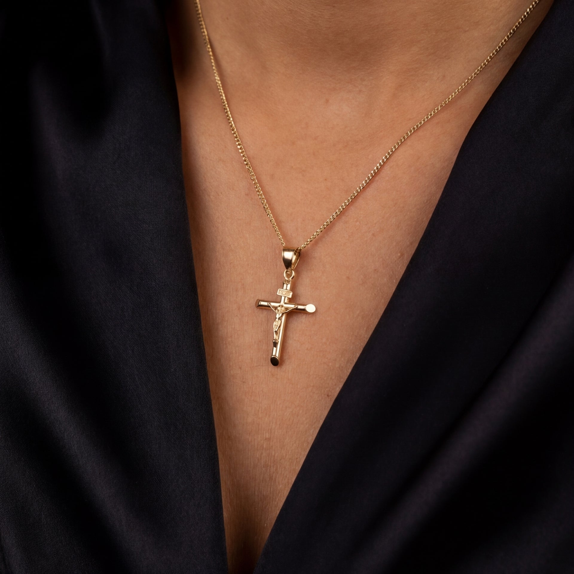 14K gold cross pendant worn on chain – collar de cruz en oro real para quinceañera