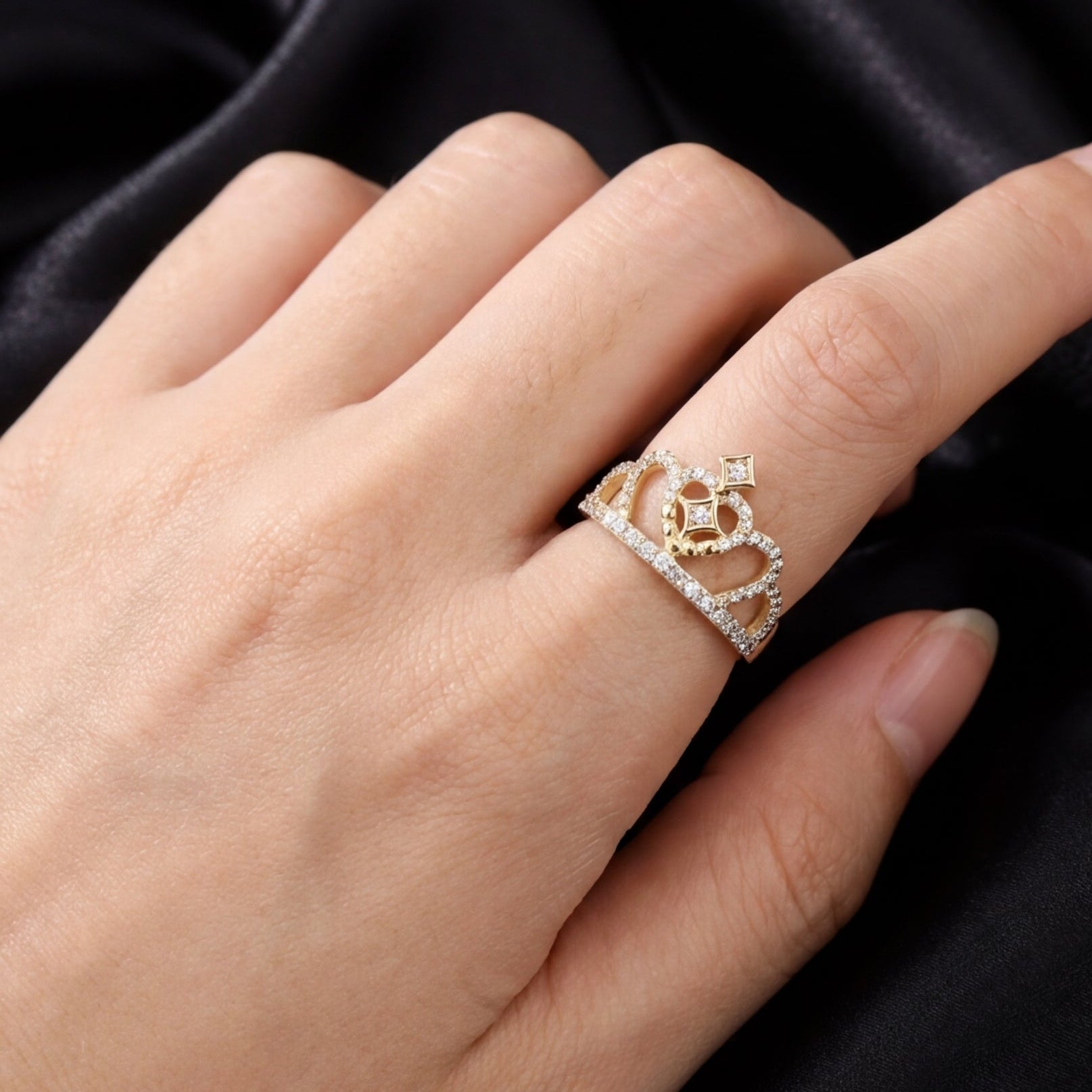 14K gold crown ring detail view – anillo de corona para quinceañera en oro real 14K