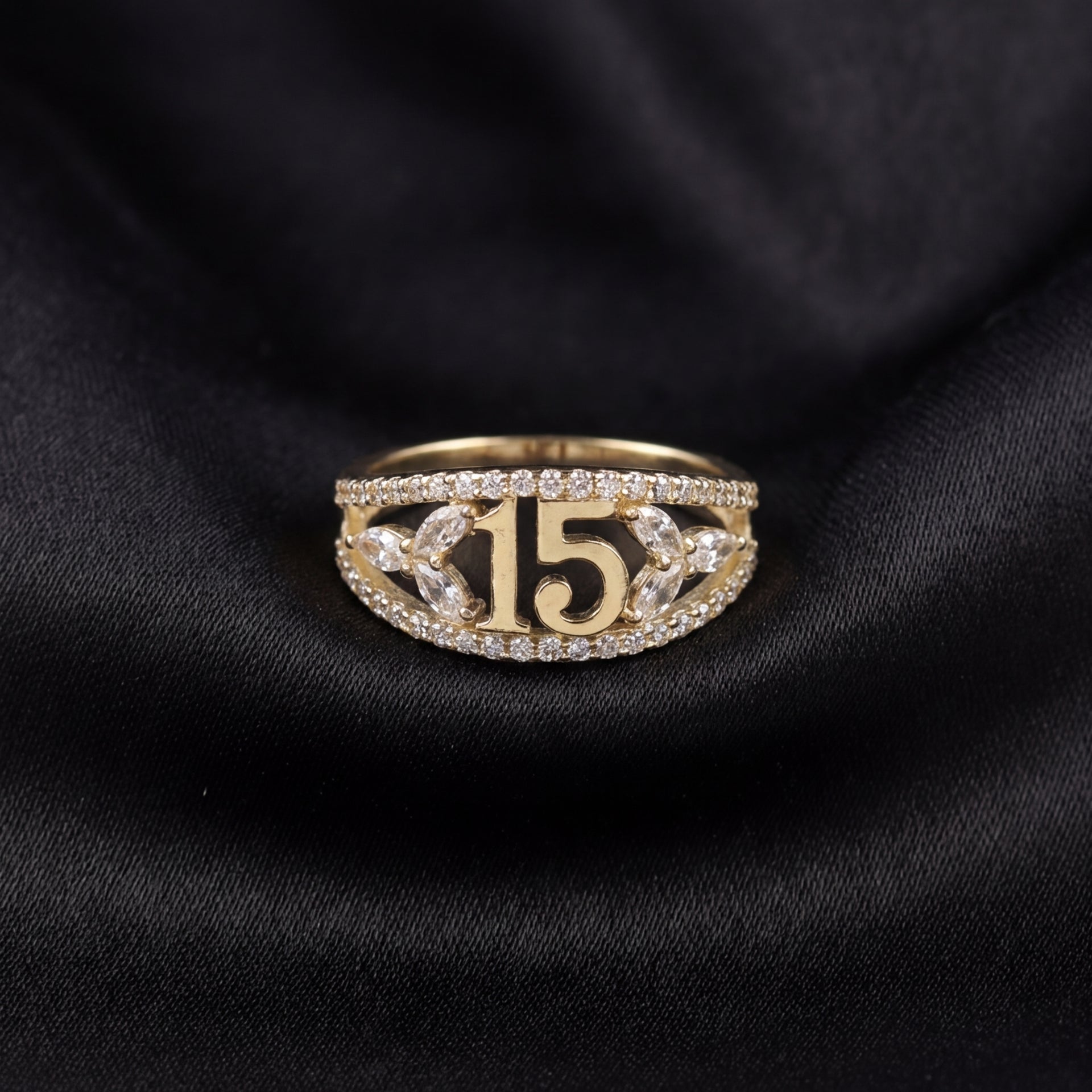 Real 14K Gold Sweet 15 Ring detail view – anillo de 15 años oro sólido Oro Quince
