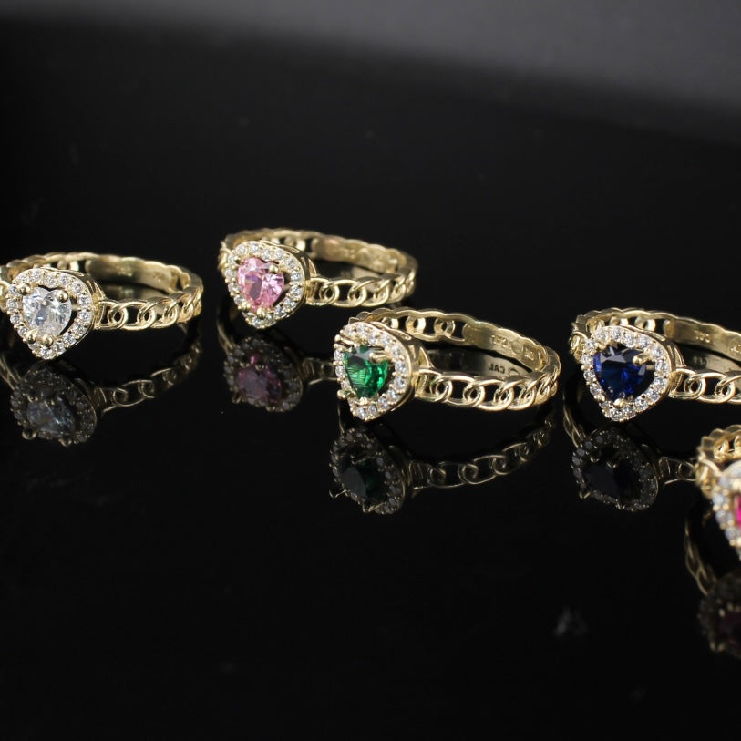 Real 10K Gold Heart Ring detail view – anillo de corazón quinceañera en oro sólido