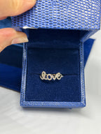 10K Gold Love Band Ring side profile – anillo cursivo amor oro 10K Oro Quince