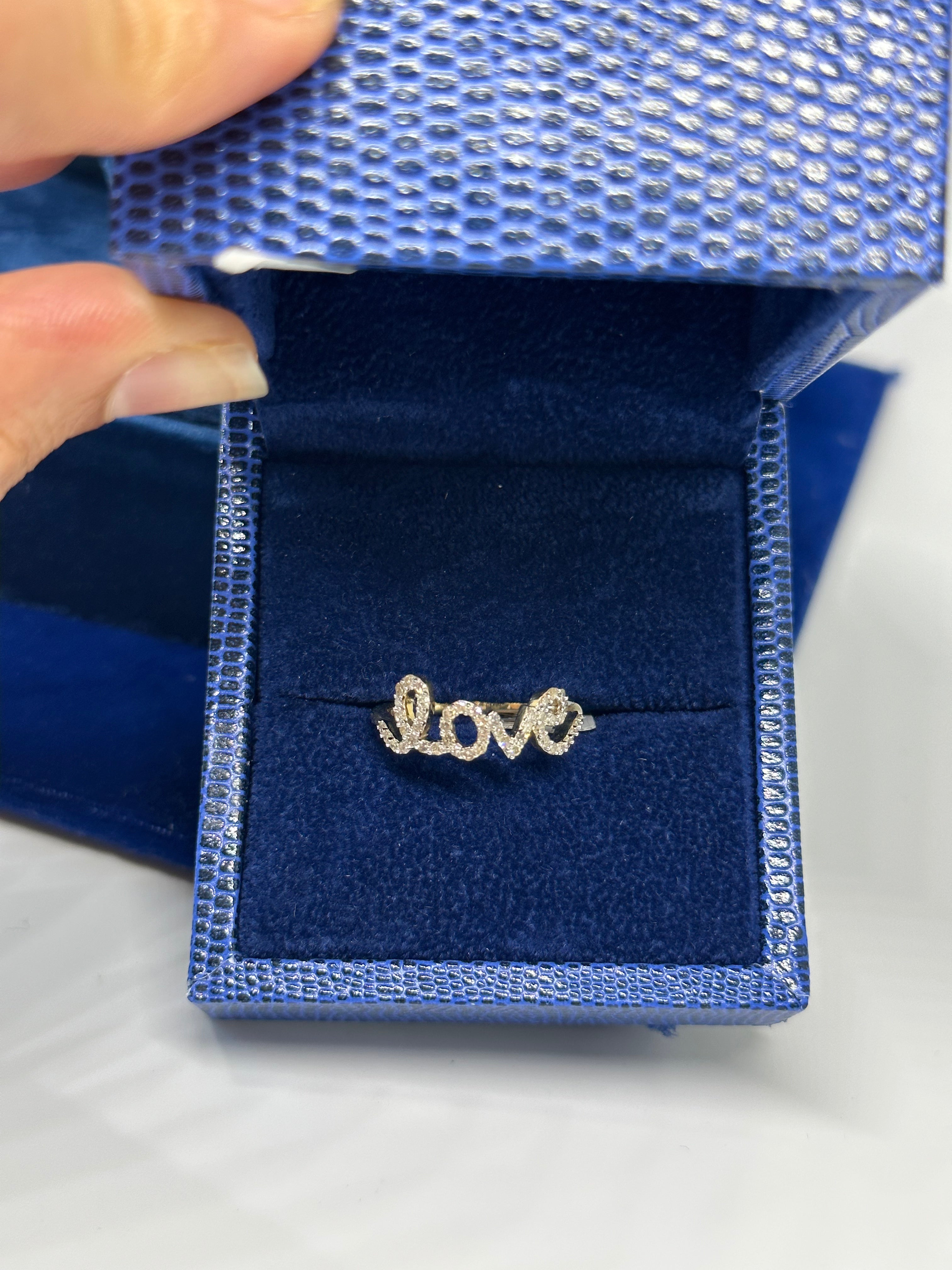 10K Gold Love Band Ring side profile – anillo cursivo amor oro 10K Oro Quince