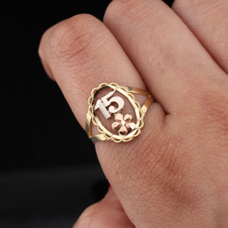 10K gold quinceañera ring detail view – anillo 15 años oro real no bañado