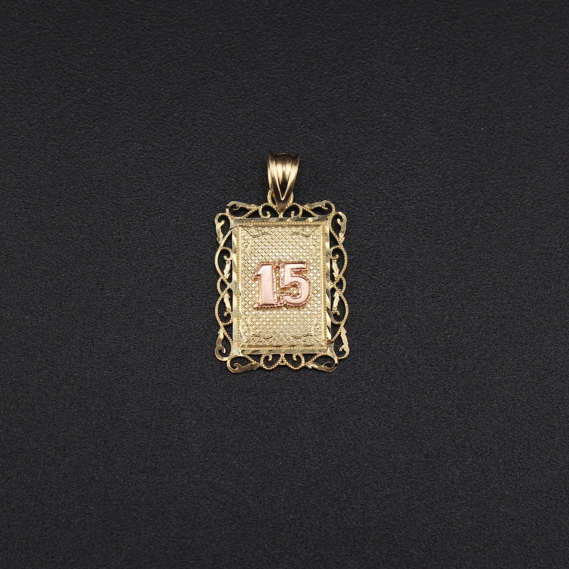 10K Gold Quinceañera 15 Charm on cream – dije de quinceañera 15 oro Oro Quince