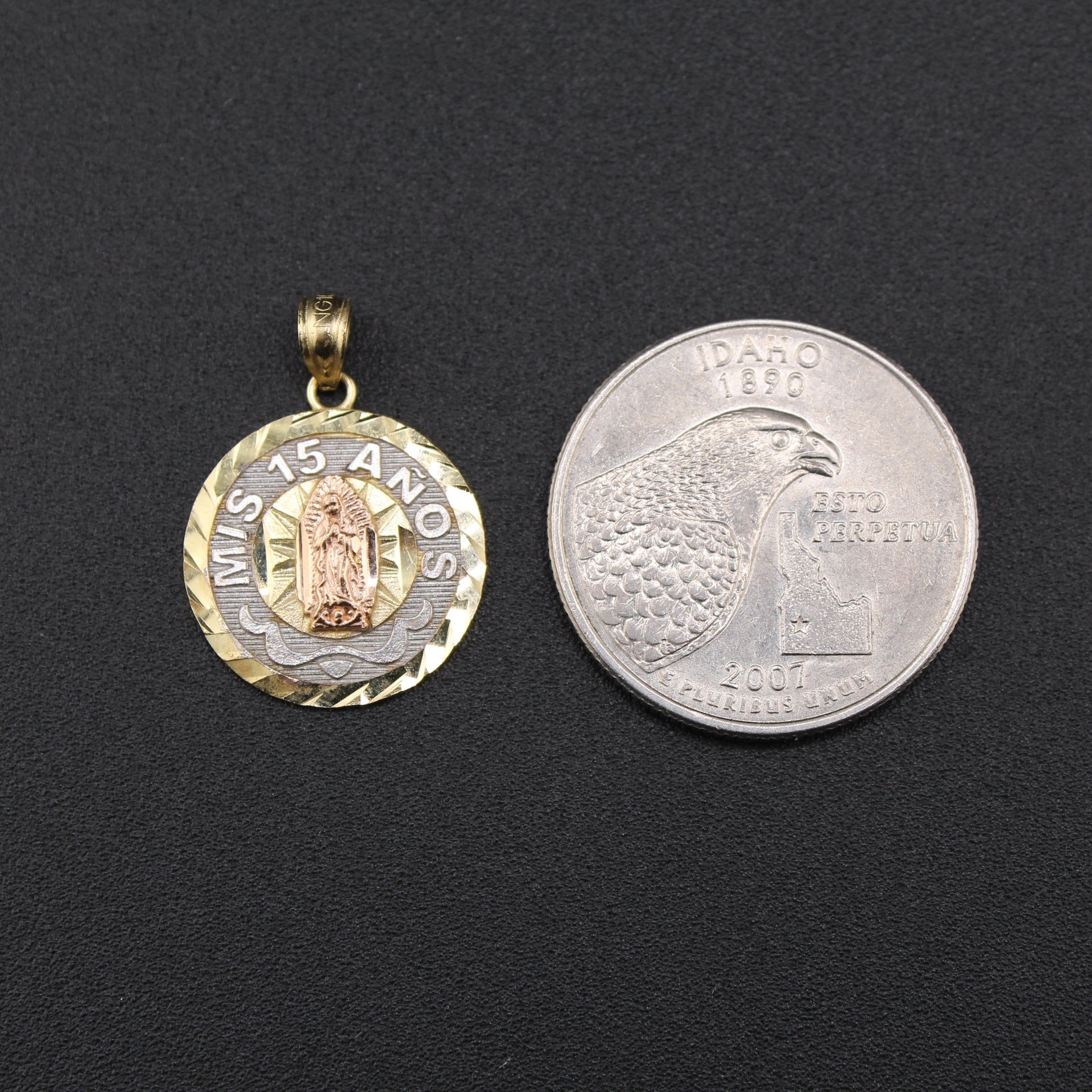 10K gold Mis 15 Anos pendant detail – dije quinceañera 15 años en oro real no bañado