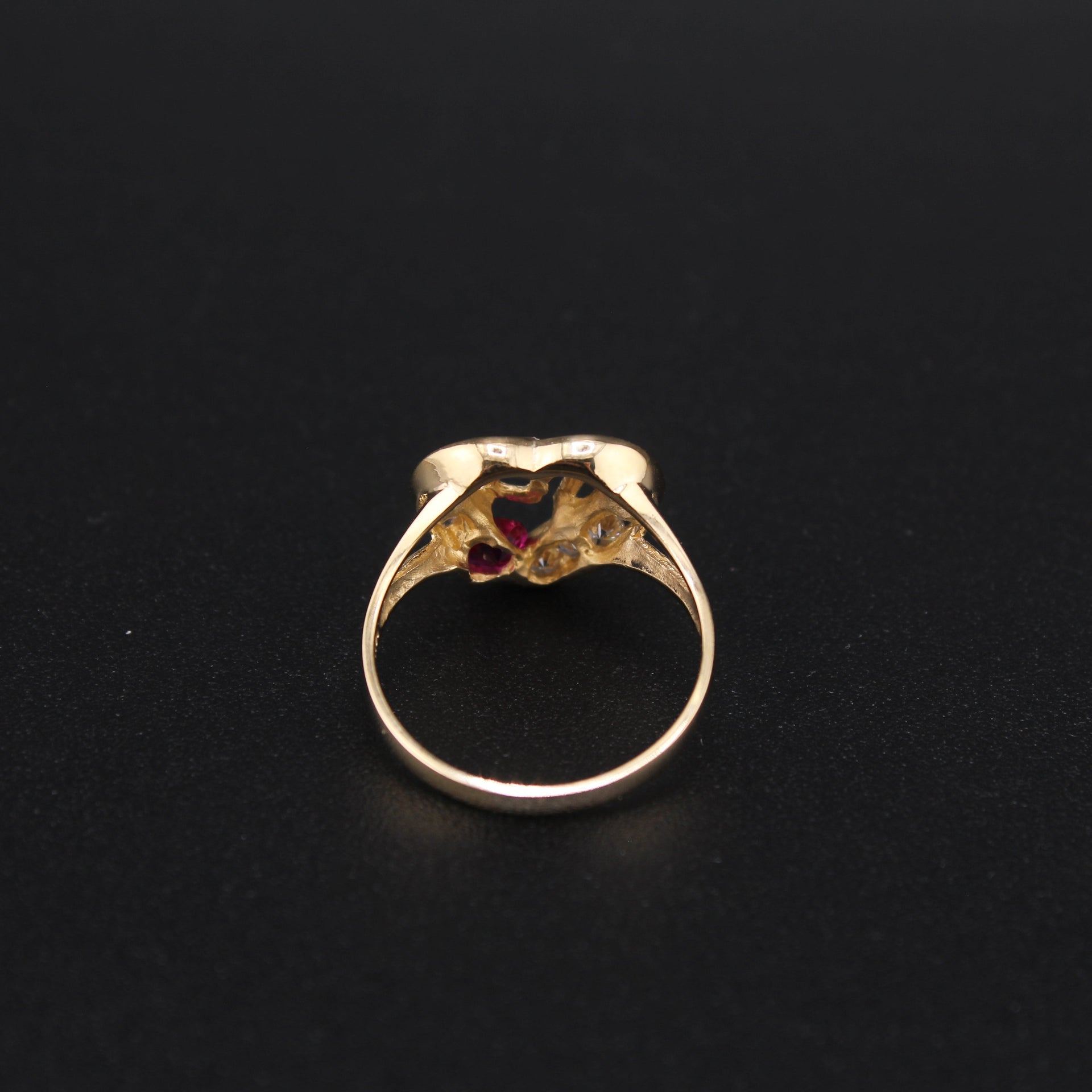 14K gold heart quinceañera ring detail – anillo de quinceañera piedra rosa oro 14K real