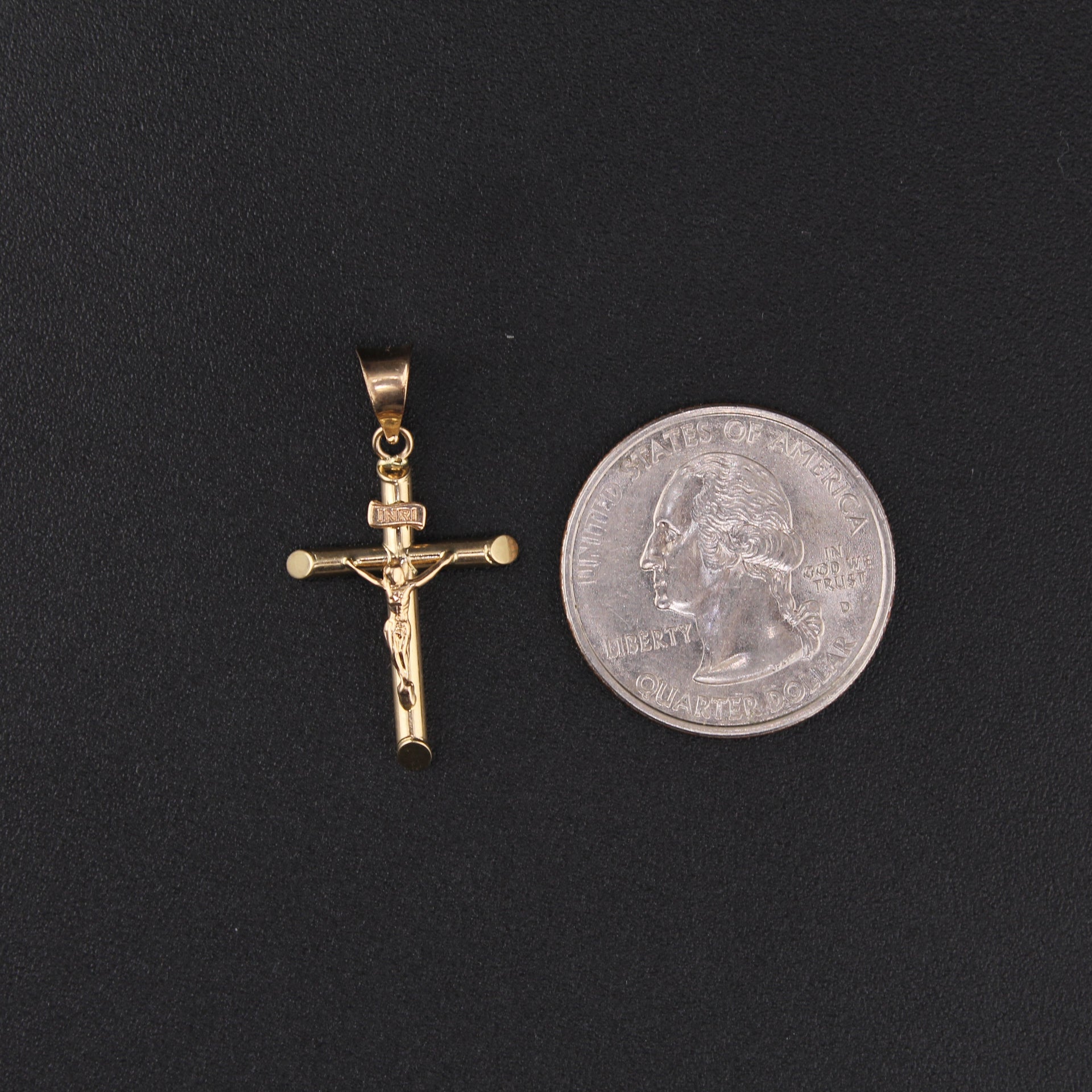 Real 14K Gold Crucifix Pendant size reference – cruz de oro sólido 14K, no bañado