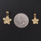 14K Gold Flower Pendant size comparison – dije de hibisco en oro 14K real – Oro Quince