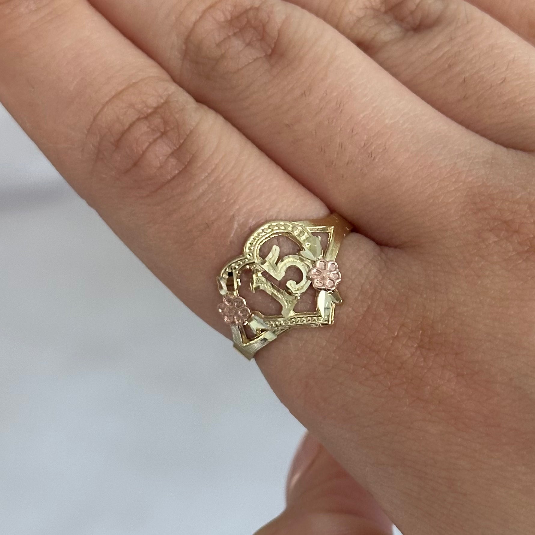 10K Quince Flower Ring alternate view – anillo flores oro rosa 15 años Oro Quince