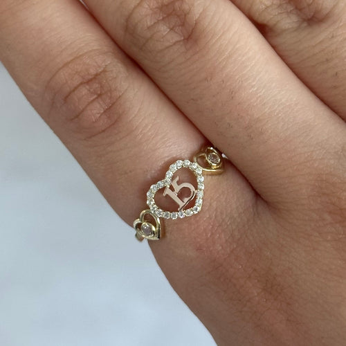 10K gold three heart quinceañera ring detail – anillo tres corazones 15 años oro real