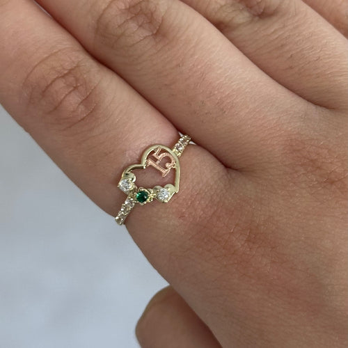 10K quinceañera green stone ring detail – anillo 15 años piedra verde oro real
