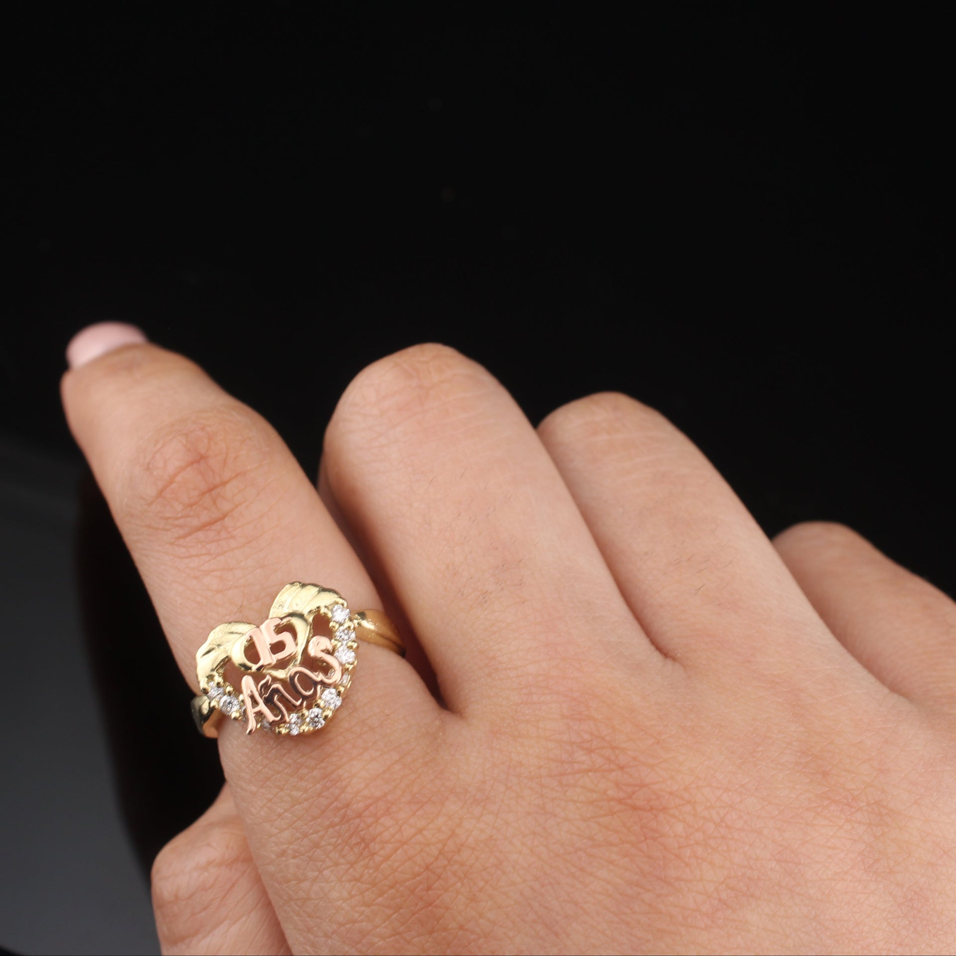 10K heart quinceañera ring on cream background – anillo 15 años corazón oro real