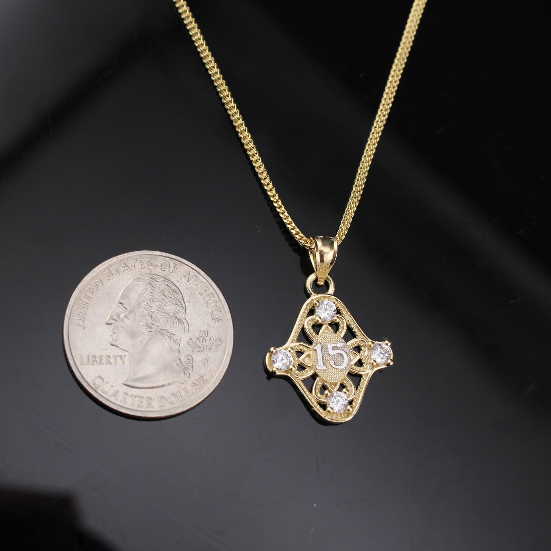 10K gold quinceañera pendant detail view – dije de 15 años en oro real no bañado