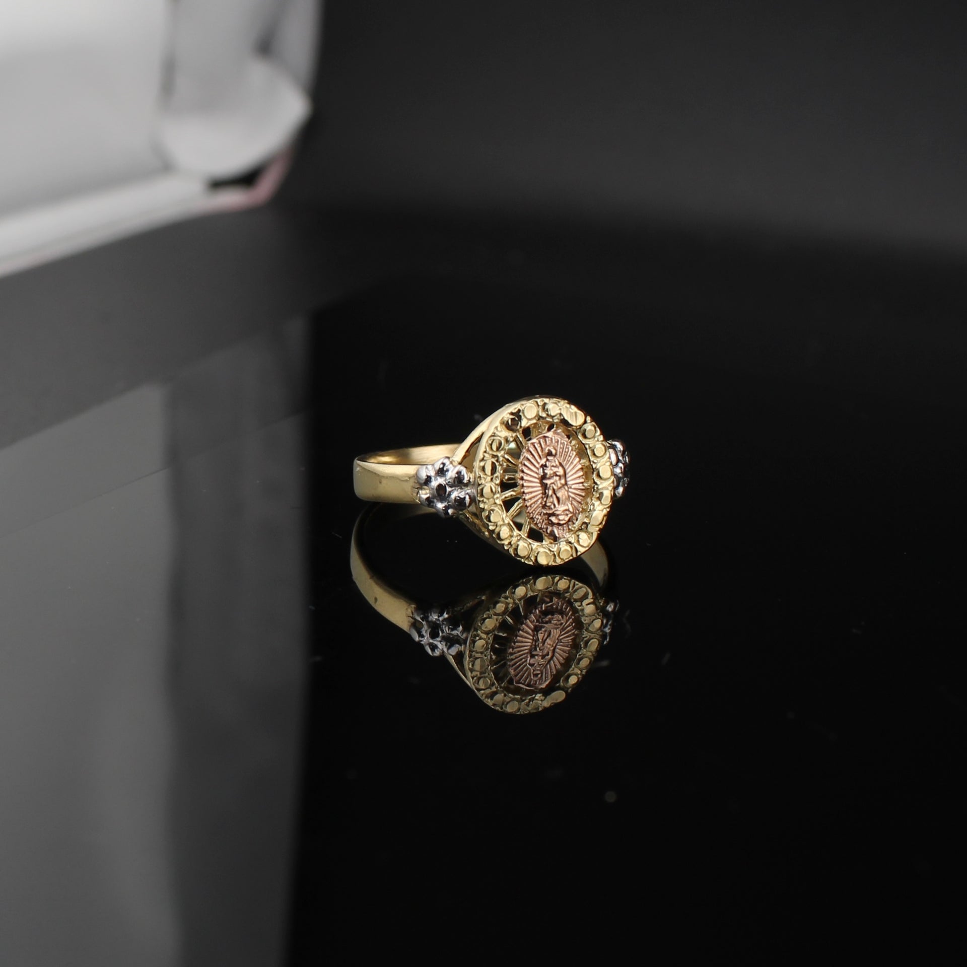 14K Virgin Mary quinceañera ring on cream background – oro sólido 14K stamped