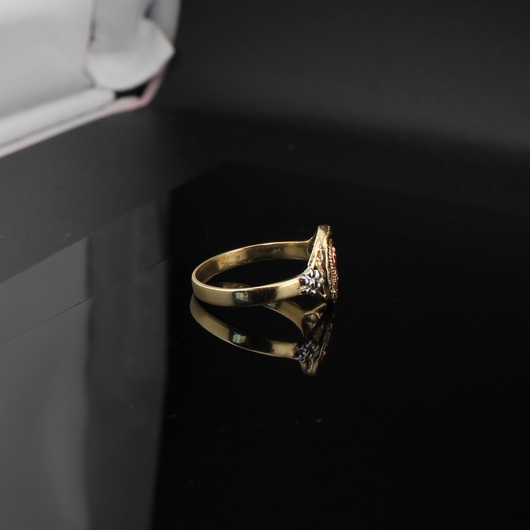 14K Gold Virgin Mary Ring alternate view – anillo Virgen María oro real 14K