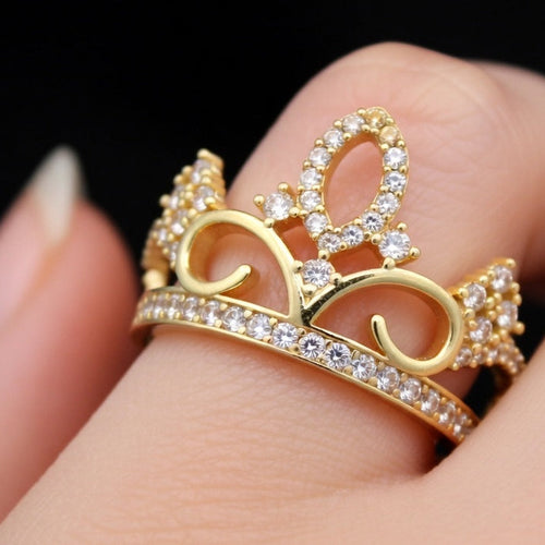 10K gold crown ring detail close-up – anillo de corona quinceañera en oro real 10K